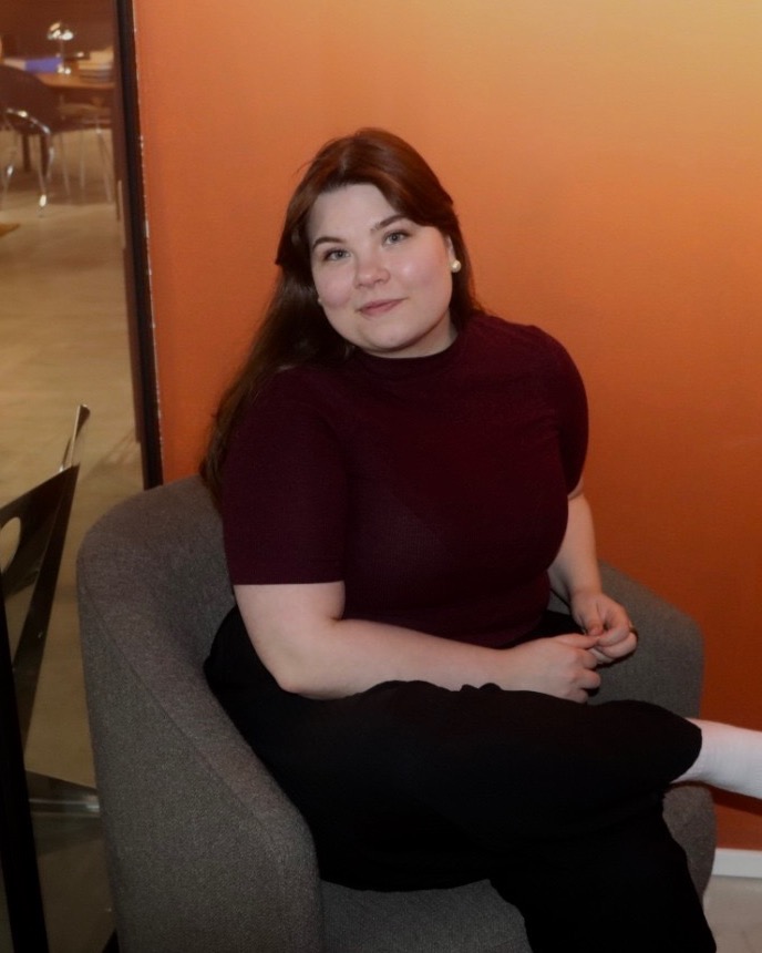 Sini Ågrén, founder coach, seated in a light-filled room in Helsinki.